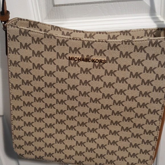 A Brand New Beautiful Michael Kors Purse - Picture 2 of 7